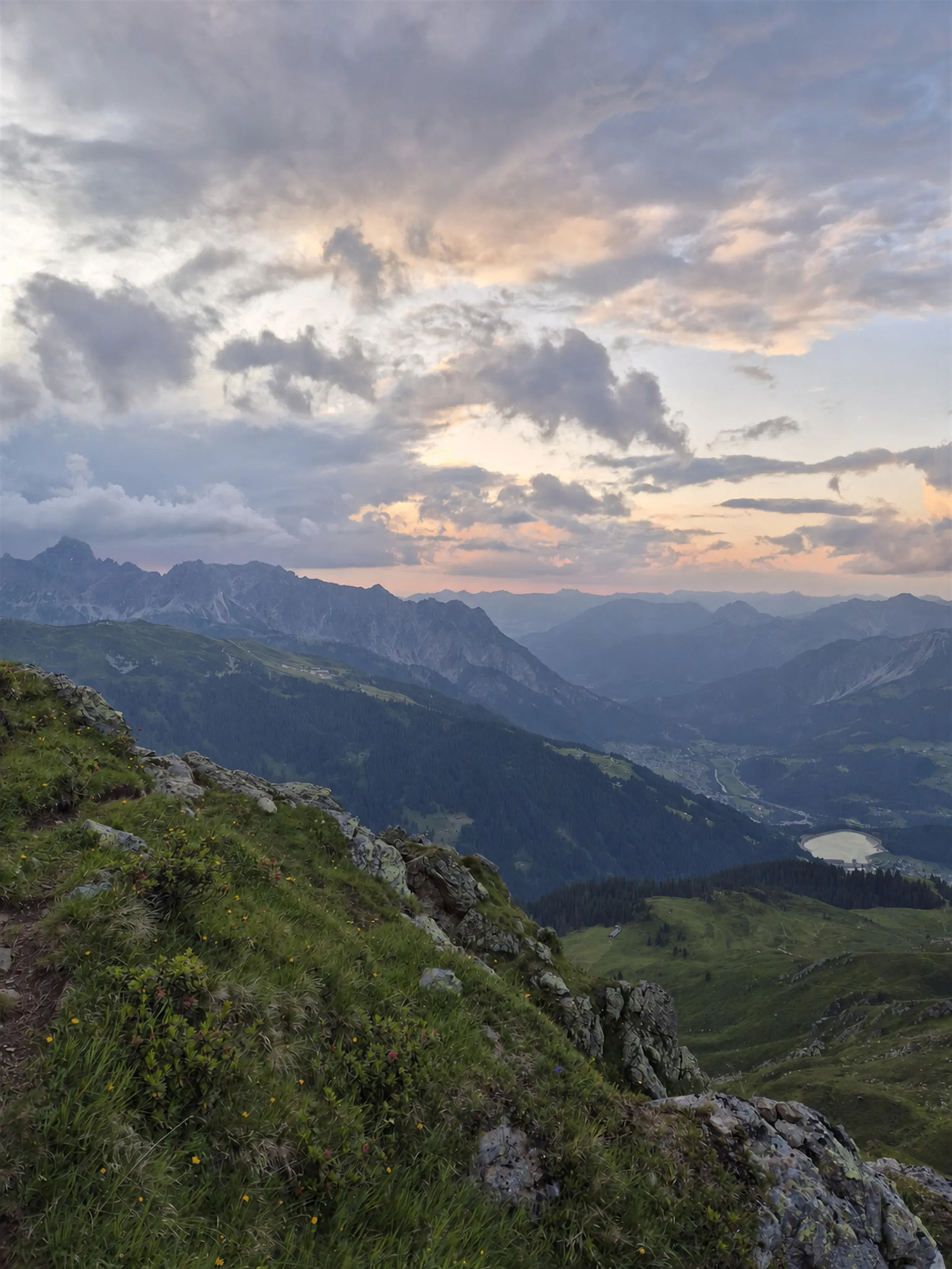 Wanderin auf einem Berggrat im Abendlicht
