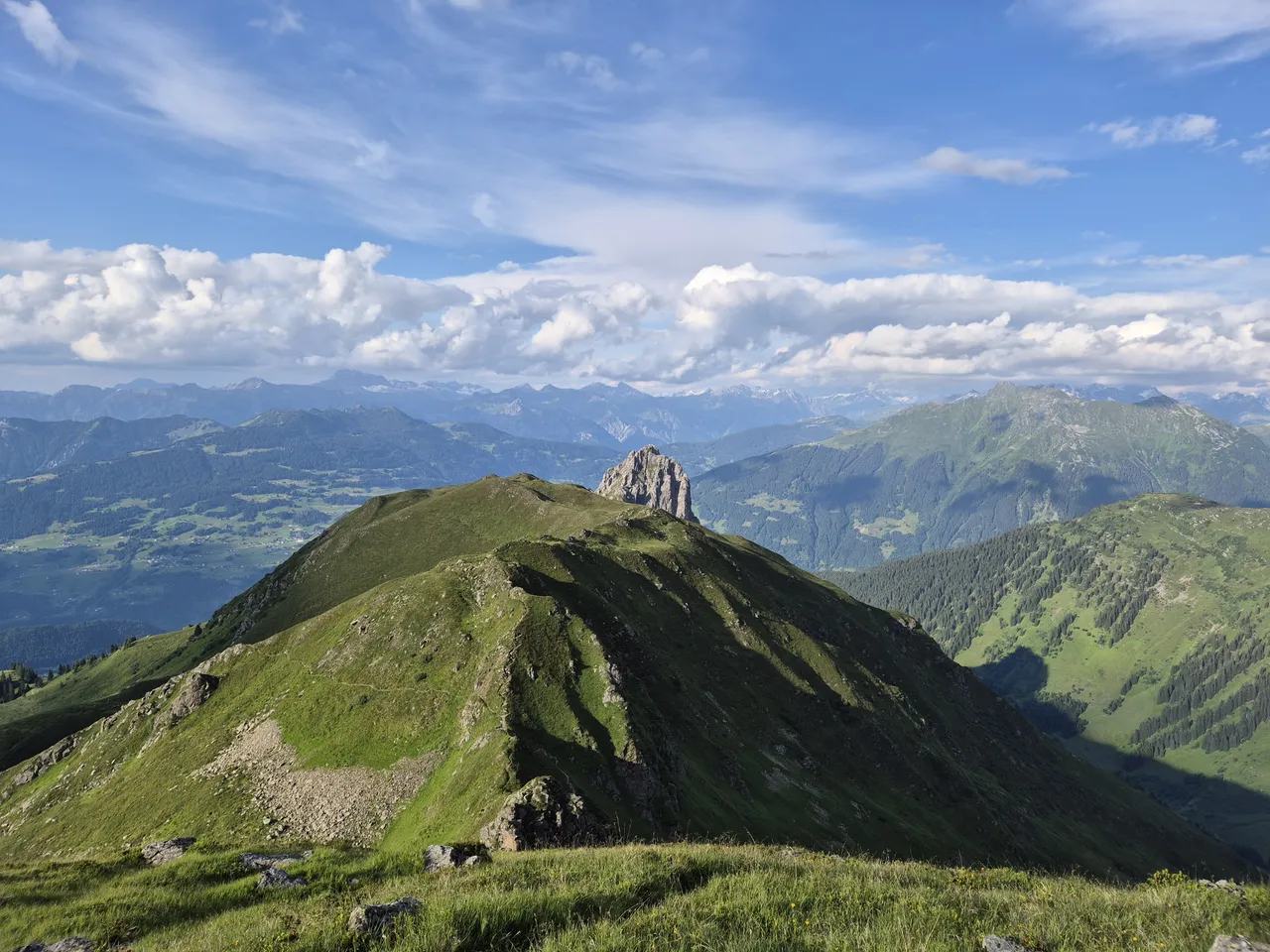 Grüner Berggrat mit weitem Blick über Vorarlberg