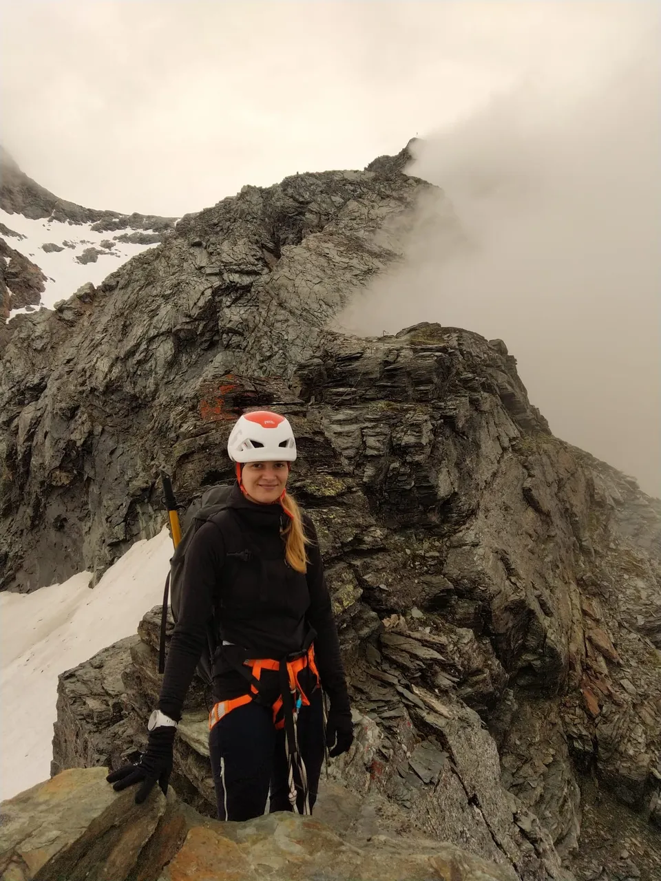 Manja beim Bergsteigen in felsigem Gelände