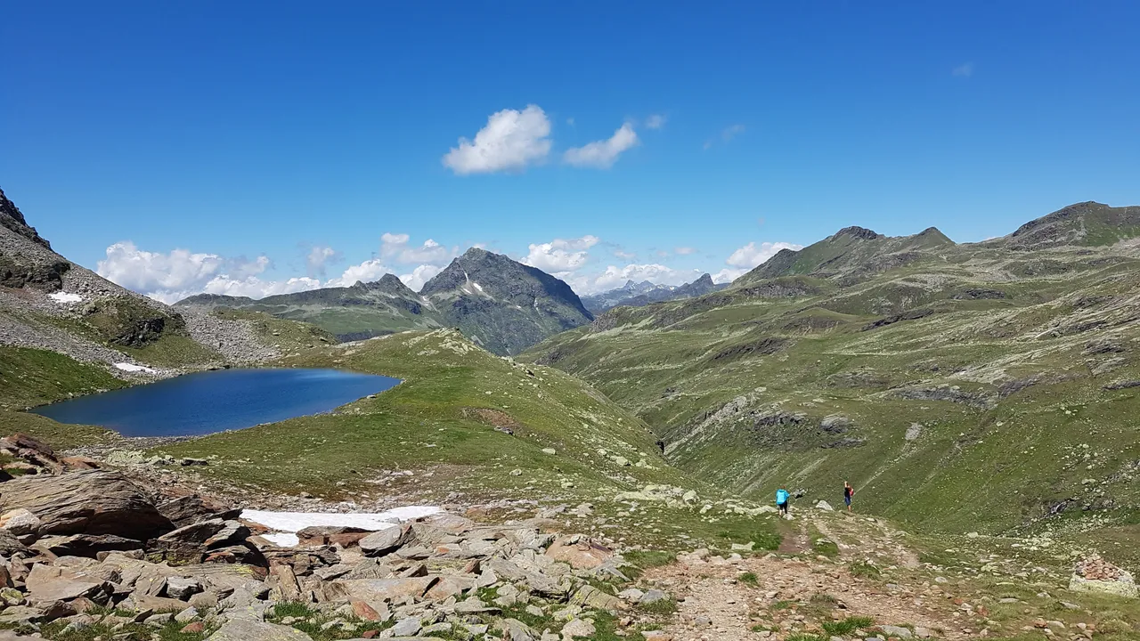 Weiter Blick über Bergsee und alpine Landschaft